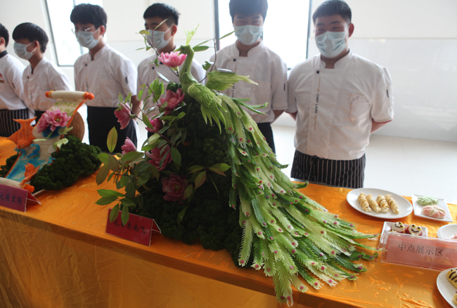 郑州市中牟电子科技中等专业学校展示的食材雕刻作品.jpg